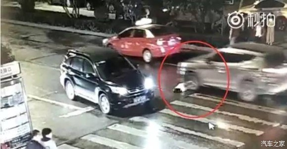 每日车讯Car Daily:面对被撞倒的路人,为何我们选择冷漠? 每日车讯Car Daily:面对被撞倒的路人,为何我们选择冷漠?_www.365-588.com