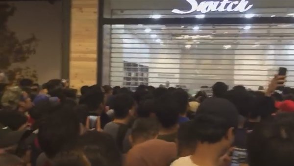 马来西亚苹果店300元清iPhone 5s库存:引万人排队 马来西亚苹果店300元清iPhone 5s库存:引万人排队_www.365-588.com