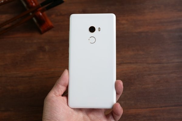喜欢吗?HTC骁龙845新机U12采用类陶瓷白后壳 喜欢吗?HTC骁龙845新机U12采用类陶瓷白后壳_www.365-588.com