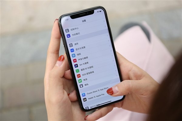 国产手机跟风iPhone X刘海屏 罗永浩神评价绝了 国产手机跟风iPhone X刘海屏 罗永浩神评价绝了_www.365-588.com