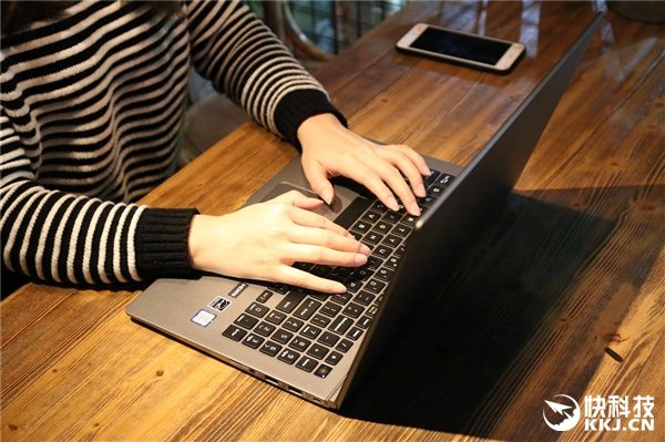 轻薄笔记本之王!LG 15Z980开箱图赏 轻薄笔记本之王!LG 15Z980开箱图赏_www.365-588.com