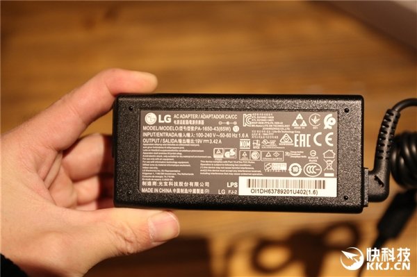 轻薄笔记本之王!LG 15Z980开箱图赏 轻薄笔记本之王!LG 15Z980开箱图赏_www.365-588.com